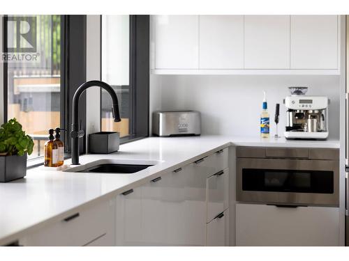 4265 Lakeshore Road, Kelowna, BC - Indoor Photo Showing Kitchen
