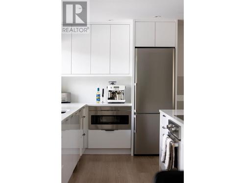 4265 Lakeshore Road, Kelowna, BC - Indoor Photo Showing Kitchen