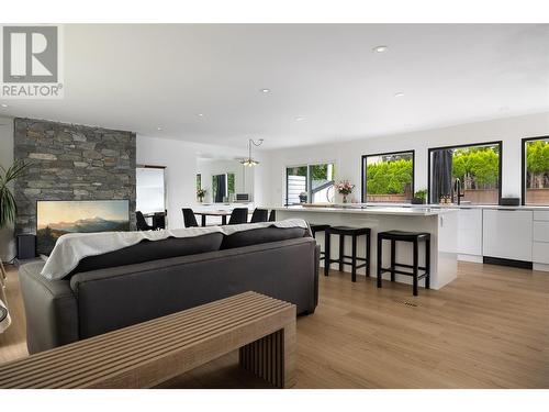 4265 Lakeshore Road, Kelowna, BC - Indoor