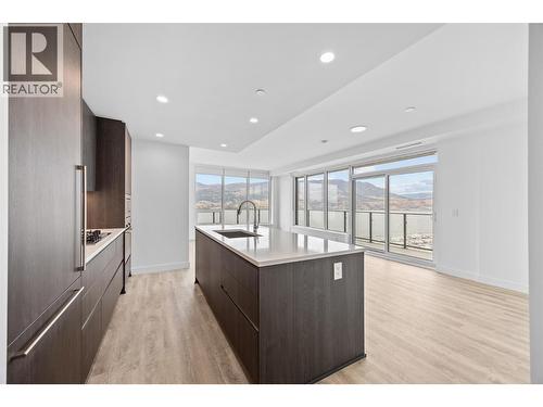 238 Leon Avenue Unit# 1808, Kelowna, BC - Indoor Photo Showing Kitchen