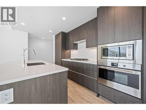 238 Leon Avenue Unit# 1808, Kelowna, BC - Indoor Photo Showing Kitchen With Upgraded Kitchen