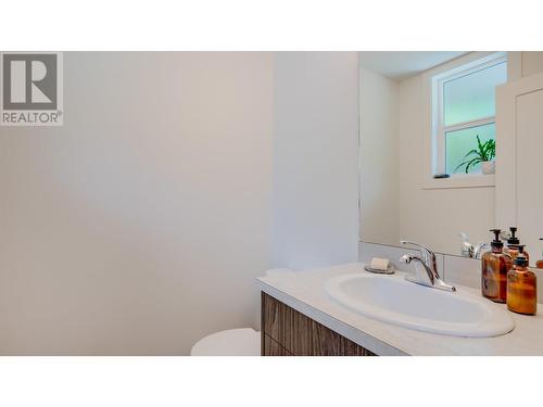 933 Mt Robson Place Unit# 3, Vernon, BC - Indoor Photo Showing Bathroom