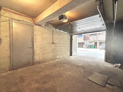 Garage - 178 Boul. Thompson, Montréal (Saint-Laurent), QC - Indoor