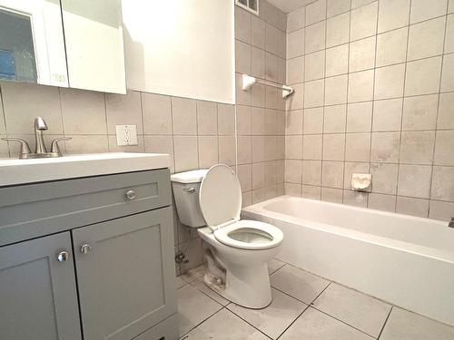Bathroom - 178 Boul. Thompson, Montréal (Saint-Laurent), QC - Indoor Photo Showing Bathroom