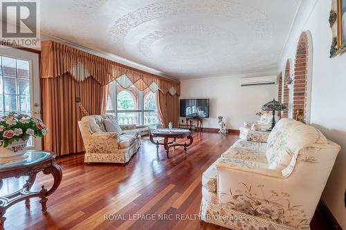 32 Gaspare Drive, Port Colborne (Sugarloaf), ON - Indoor Photo Showing Living Room
