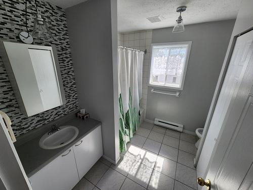 Salle de bains - 60 Rue Paré, Granby, QC - Indoor Photo Showing Bathroom