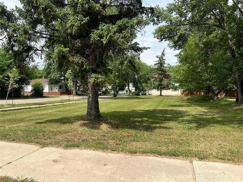 1129 Assiniboine Avenue, Brandon, MB 