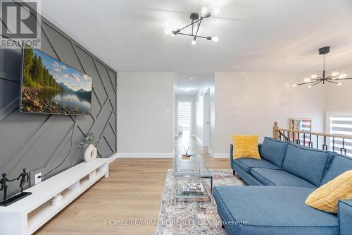 28 Sussexvale Drive, Brampton, ON - Indoor Photo Showing Living Room