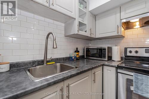 28 Sussexvale Drive, Brampton, ON - Indoor Photo Showing Kitchen
