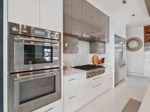 722 Highpointe Place, Kelowna, BC - Indoor Photo Showing Kitchen With Upgraded Kitchen