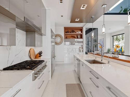 722 Highpointe Place, Kelowna, BC - Indoor Photo Showing Kitchen With Upgraded Kitchen