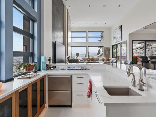 722 Highpointe Place, Kelowna, BC - Indoor Photo Showing Kitchen With Upgraded Kitchen