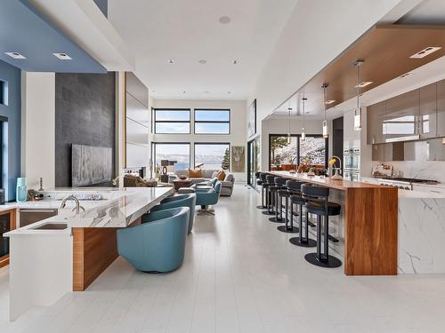 722 Highpointe Place, Kelowna, BC - Indoor Photo Showing Kitchen With Upgraded Kitchen