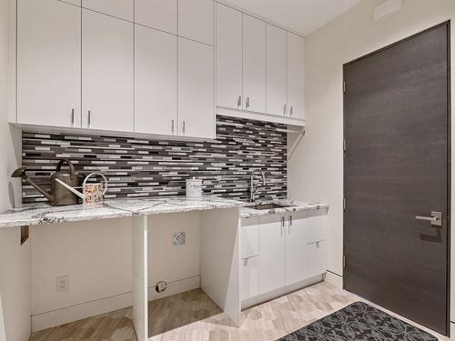 722 Highpointe Place, Kelowna, BC - Indoor Photo Showing Kitchen With Upgraded Kitchen