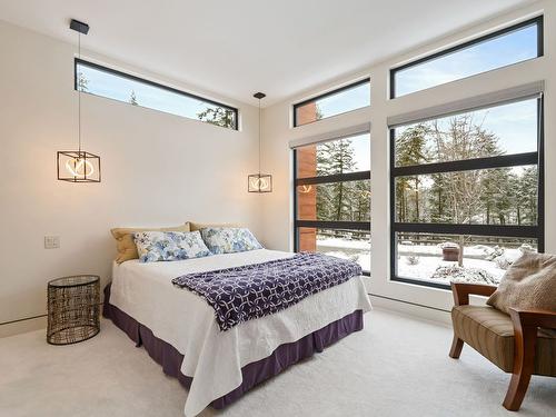 722 Highpointe Place, Kelowna, BC - Indoor Photo Showing Bedroom