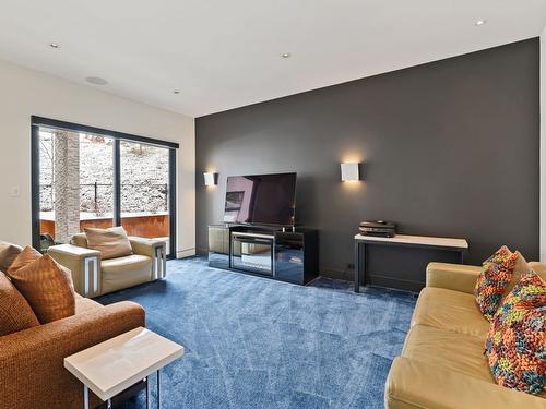 722 Highpointe Place, Kelowna, BC - Indoor Photo Showing Living Room