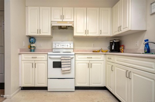308-3225 Alder St, Victoria, BC - Indoor Photo Showing Bathroom