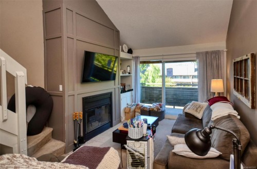308-3225 Alder St, Victoria, BC - Indoor Photo Showing Living Room