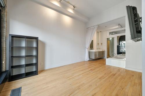 Primary bedroom - 310-455 Rue St-Pierre, Montréal (Ville-Marie), QC - Indoor Photo Showing Other Room