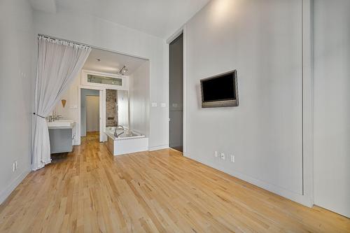 Ensuite bathroom - 310-455 Rue St-Pierre, Montréal (Ville-Marie), QC - Indoor Photo Showing Other Room