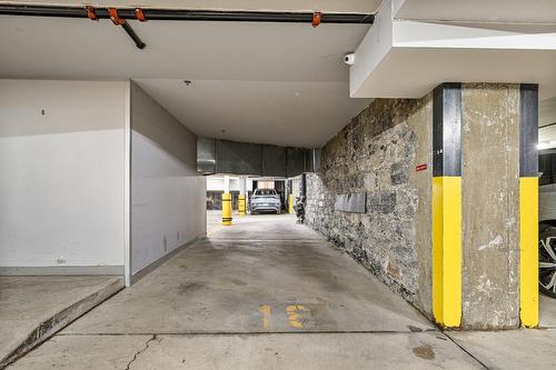 Garage - 310-455 Rue St-Pierre, Montréal (Ville-Marie), QC - Indoor Photo Showing Garage