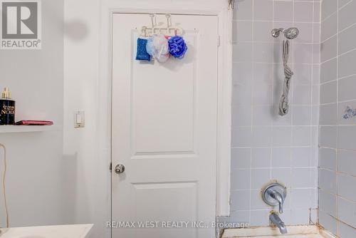 673 Wilson Street, Hamilton, ON - Indoor Photo Showing Bathroom