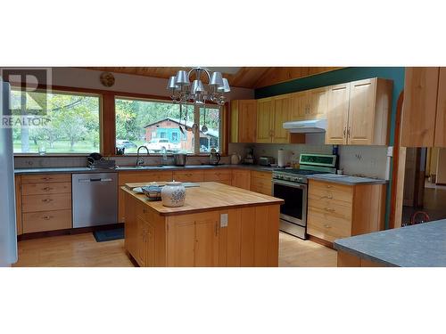 4770 Mackenzie Highway, Bella Coola, BC - Indoor Photo Showing Kitchen
