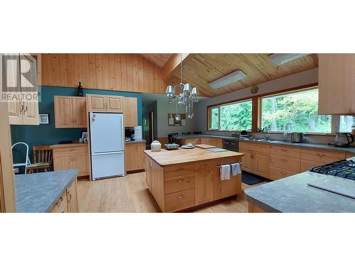 4770 Mackenzie Highway, Bella Coola, BC - Indoor Photo Showing Kitchen With Double Sink