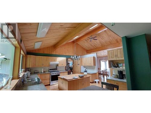 4770 Mackenzie Highway, Bella Coola, BC - Indoor Photo Showing Kitchen