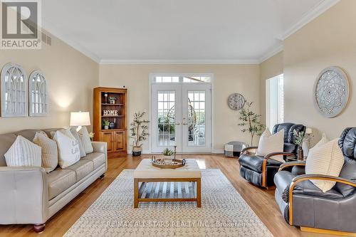 25 Sylvester Drive, Kawartha Lakes (Lindsay), ON - Indoor Photo Showing Living Room