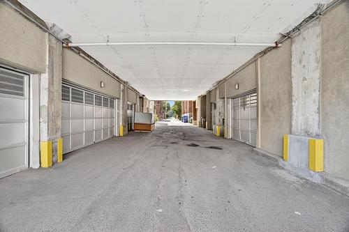 Garage - 201-828 Av. Querbes, Montréal (Outremont), QC - Indoor Photo Showing Garage