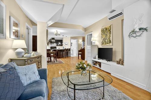 Salon - 201-828 Av. Querbes, Montréal (Outremont), QC - Indoor Photo Showing Living Room
