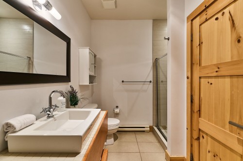 Salle de bains attenante à la CCP - 31-1 Imp. De La Genèse, Lac-Supérieur, QC - Indoor Photo Showing Bathroom