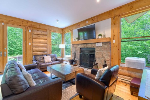 Salon - 31-1 Imp. De La Genèse, Lac-Supérieur, QC - Indoor Photo Showing Living Room With Fireplace