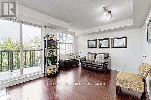 304 - 35 Strangford Lane S, Toronto, ON - Indoor Photo Showing Living Room