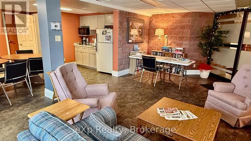 105 - 536 11Th Avenue E, Hanover, ON - Indoor Photo Showing Living Room