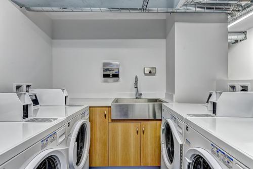 Laundry room - 604-1420 Rue Crescent, Montréal (Ville-Marie), QC - Indoor Photo Showing Laundry Room