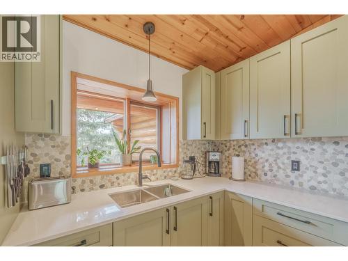 5172 Kallum Drive, 108 Mile Ranch, BC - Indoor Photo Showing Kitchen With Double Sink