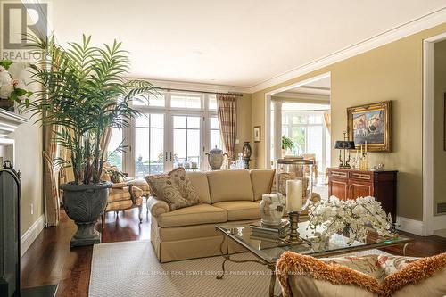 6 Ennisclare Drive W, Oakville, ON - Indoor Photo Showing Living Room
