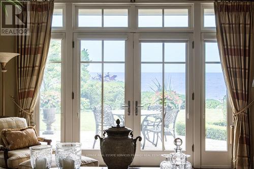 6 Ennisclare Drive W, Oakville, ON - Indoor Photo Showing Living Room