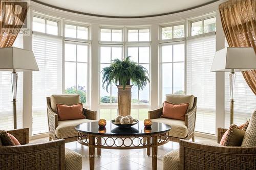 6 Ennisclare Drive W, Oakville, ON - Indoor Photo Showing Living Room