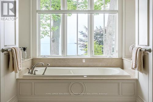 6 Ennisclare Drive W, Oakville, ON - Indoor Photo Showing Bathroom