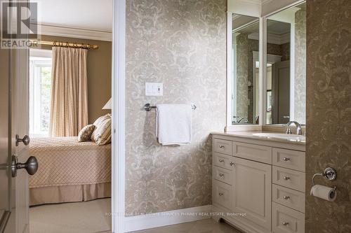 6 Ennisclare Drive W, Oakville, ON - Indoor Photo Showing Bathroom