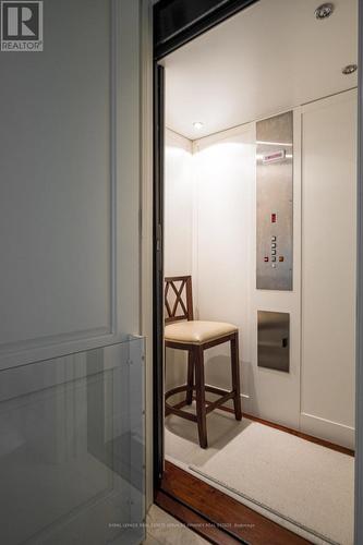 6 Ennisclare Drive W, Oakville, ON - Indoor