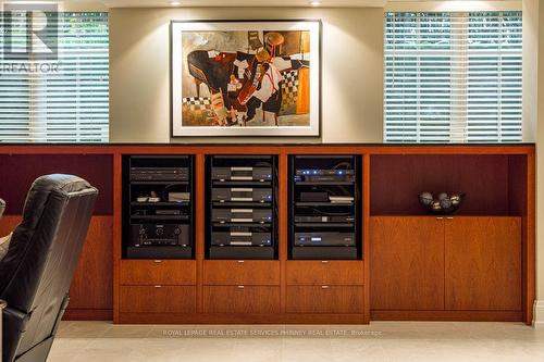 6 Ennisclare Drive W, Oakville, ON - Indoor Photo Showing Other Room