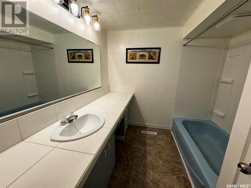 215 Kerry Street, Limerick, SK - Indoor Photo Showing Bathroom