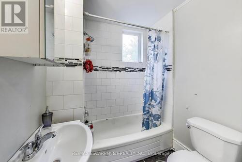 8 Madison Avenue, Hamilton, ON - Indoor Photo Showing Bathroom
