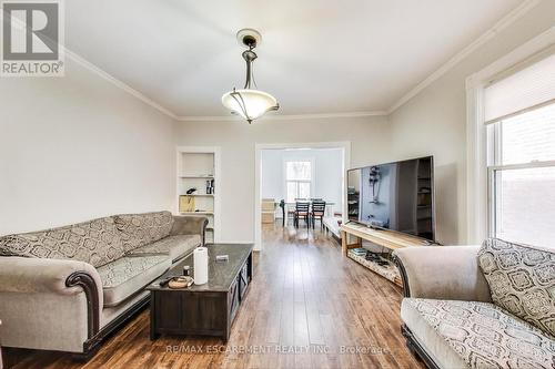 8 Madison Avenue, Hamilton, ON - Indoor Photo Showing Living Room