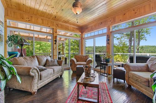 Solarium/Verrière - 287 Ch. Stephens, Otter Lake, QC - Indoor Photo Showing Living Room