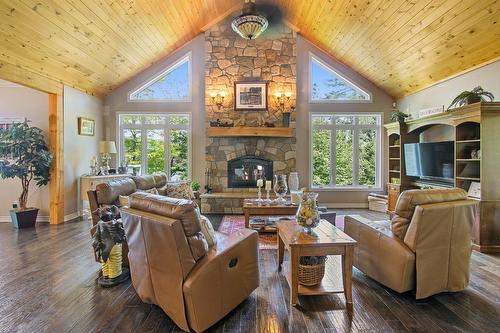 Salon - 287 Ch. Stephens, Otter Lake, QC - Indoor Photo Showing Living Room With Fireplace